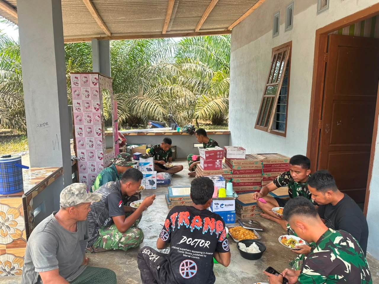 Makan Siang Bersama, Satgas TMMD 129 Kodim Bangka dan Pemilik RTLH Makin Akrab