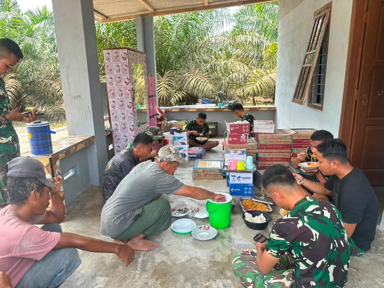 Bukan Sekadar Bangun Rumah, Satgas TMMD 129 Kodim Bangka Bangun Kedekatan dengan Warga Deniang
