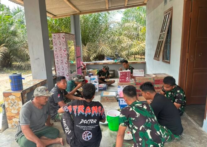 Teras Rumah Jadi Tempat Kebersamaan, Satgas TMMD 129 Kodim Bangka Makan Siang Bersama Warga Deniang