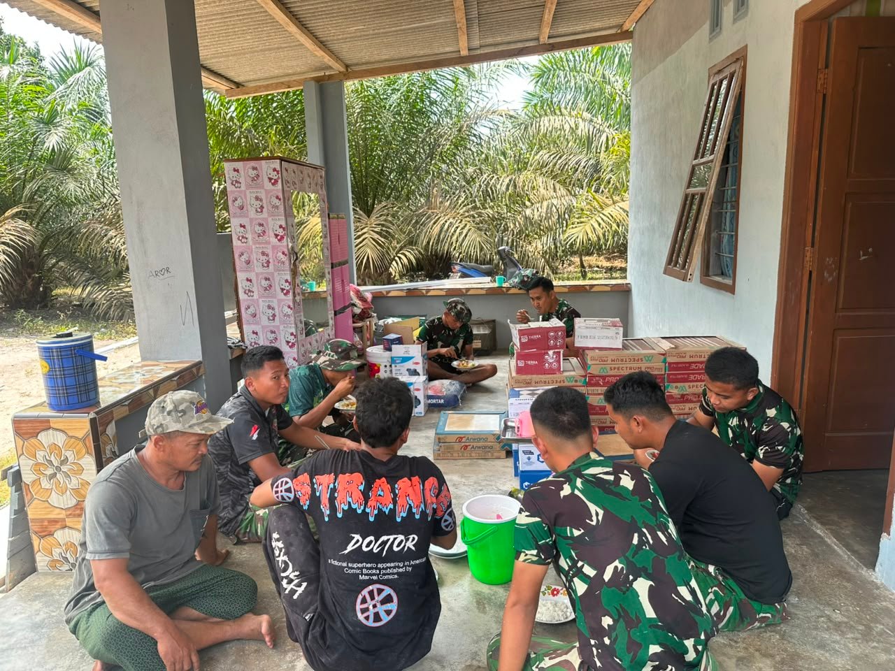 Teras Rumah Jadi Tempat Kebersamaan, Satgas TMMD 129 Kodim Bangka Makan Siang Bersama Warga Deniang