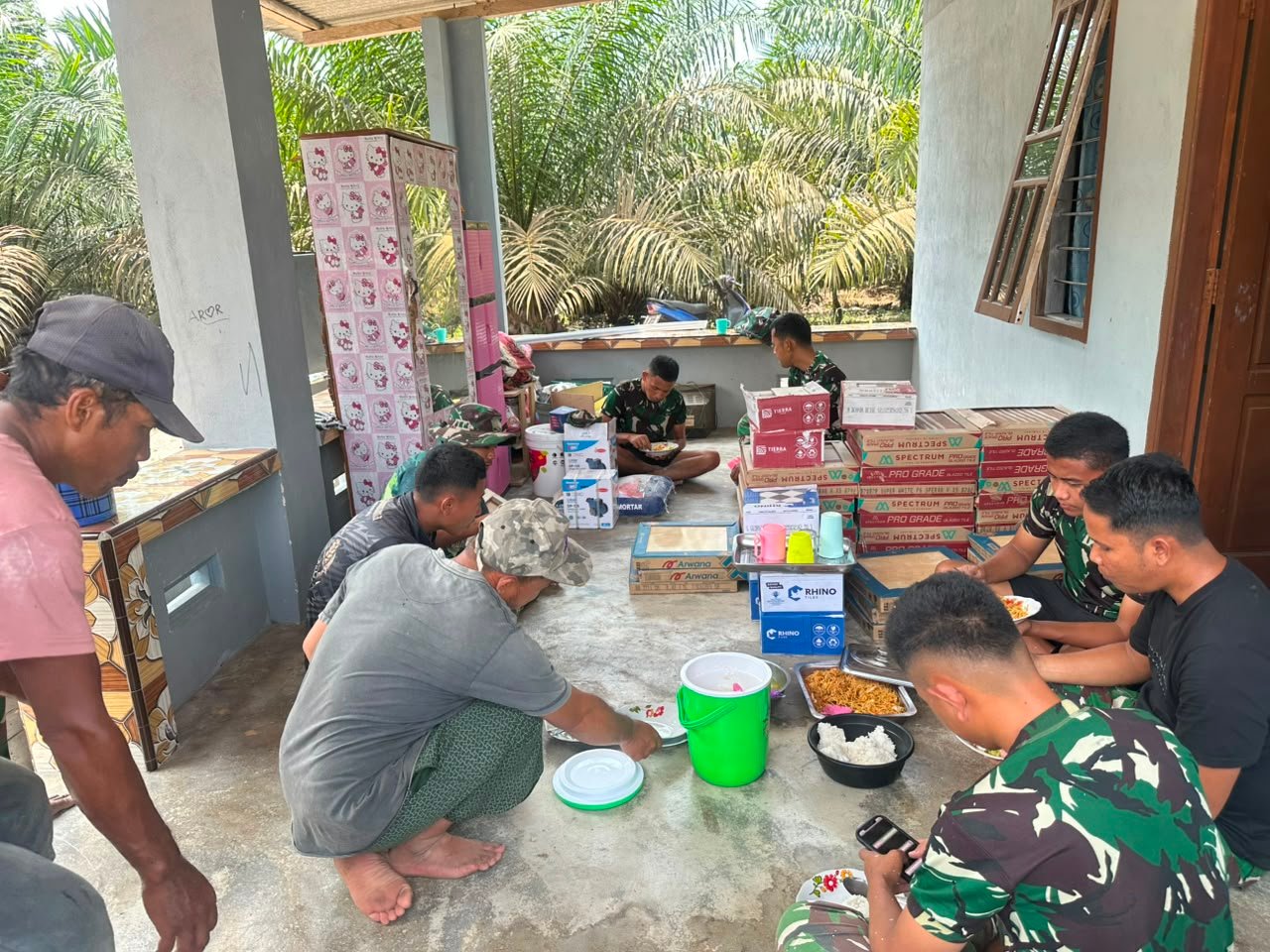 Kehangatan Makan Bersama Warnai Pelaksanaan TMMD 129 Kodim Bangka di Desa Deniang