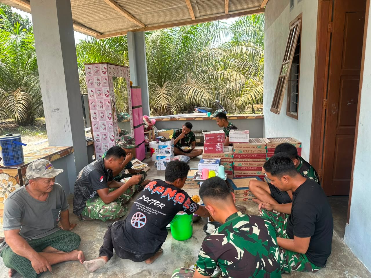 Satgas TMMD 129 Kodim Bangka Berbaur Tanpa Sekat, Makan Siang Bersama Pemilik RTLH