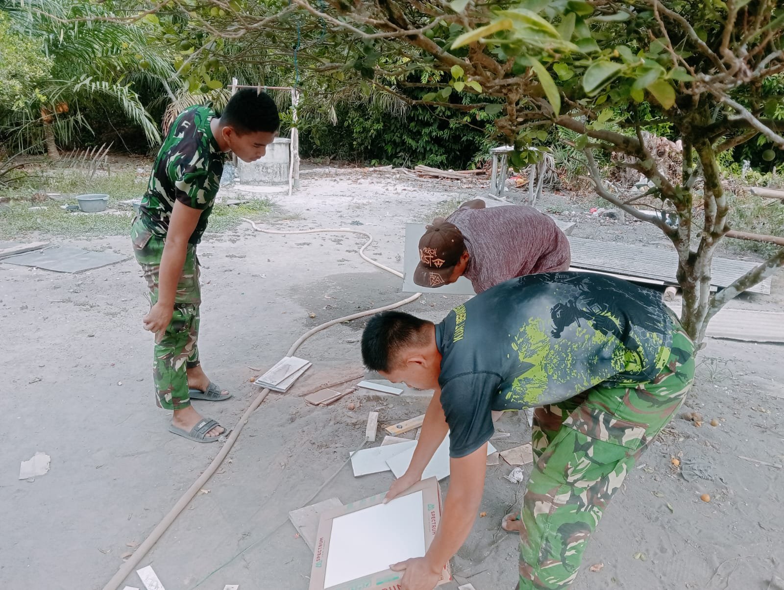 Rumah Pak Ardiansyah Makin Kokoh, Satgas TMMD 129 Kodim 0413/Bangka Kebat Pemasangan Rangka Atap