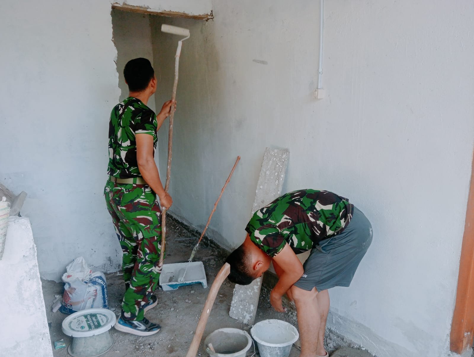 Satgas TMMD 129 Kodim 0413/Bangka Percepat Plester Dinding Rumah Pak Ardiansyah