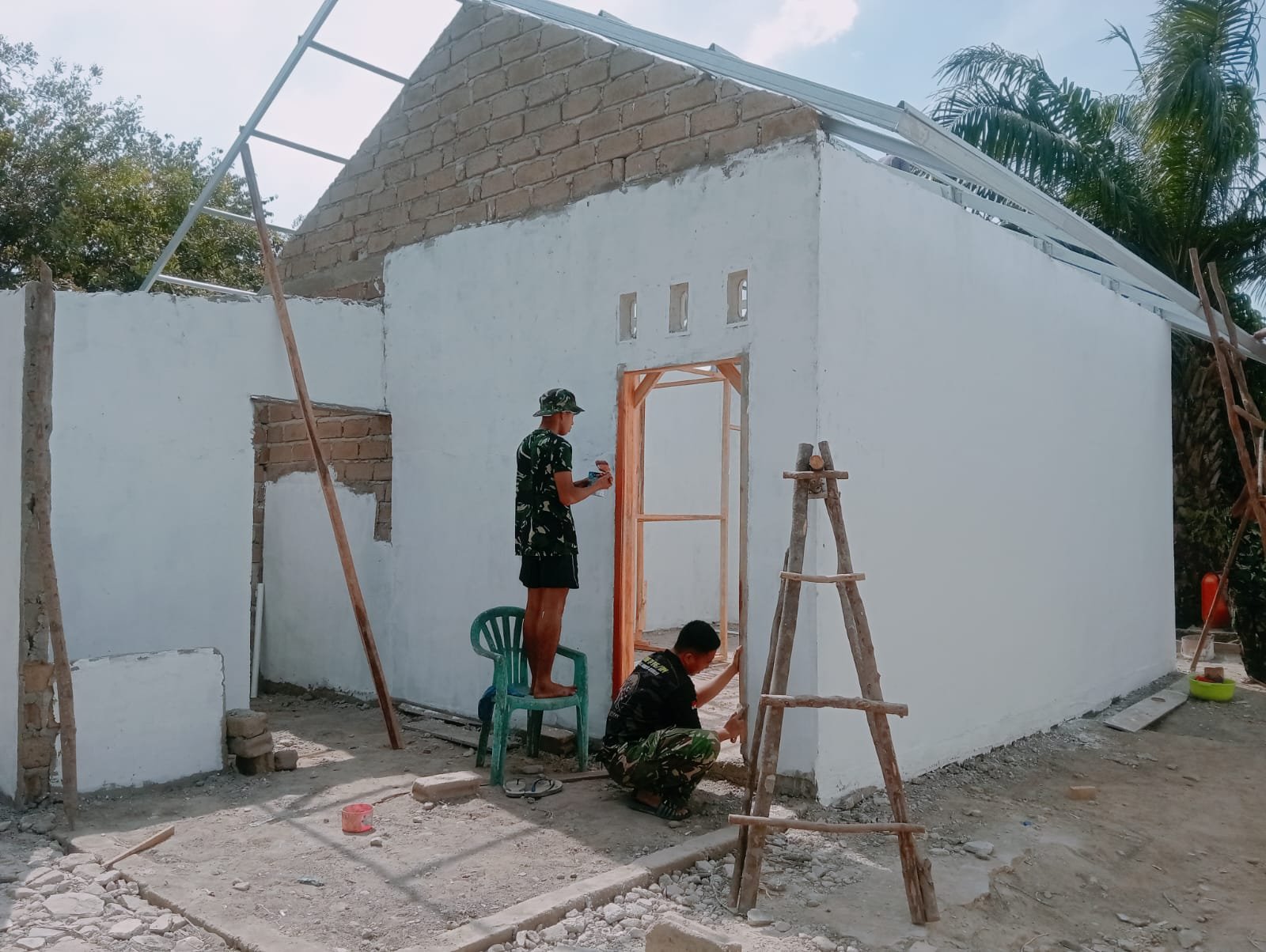 Melihat Atap Mulai Berdiri, Harapan Baru Tumbuh di Rumah Pak Ardiansyah Lewat TMMD 129 Bangka