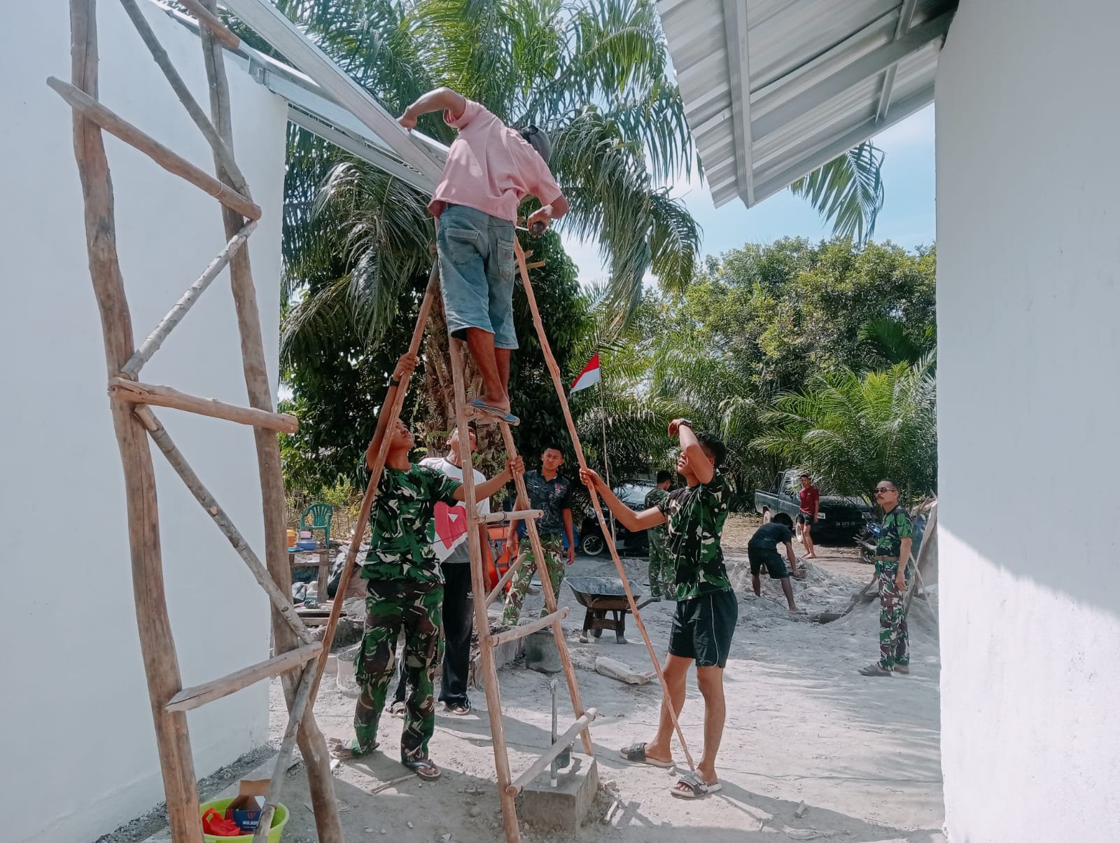 Gotong Royong Jadi Kunci, Satgas TMMD 129 Kodim 0413/Bangka Bangun Rumah Layak untuk Pak Ardiansyah