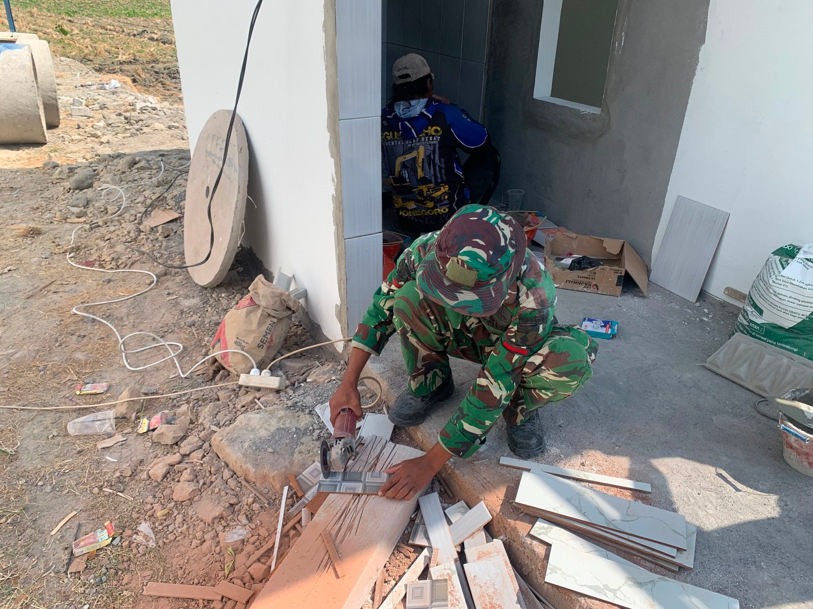 Kekompakan Satgas TMMD Kodim 0813/Bojonegoro Percepat Pembangunan Musala dan Toilet Desa Kesongo