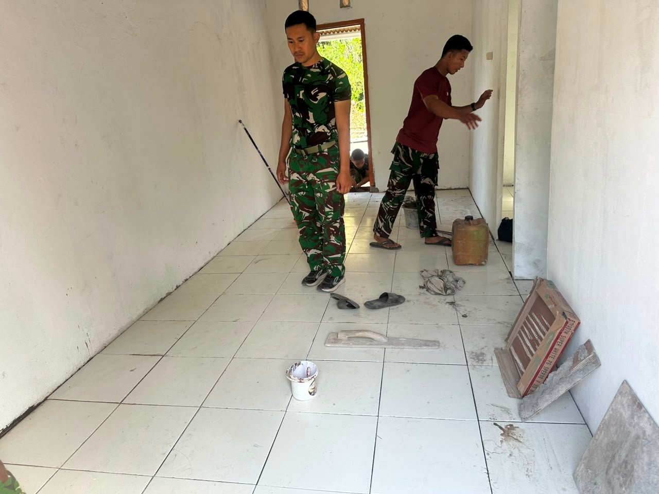 Rumah Ibu Rodiah Makin Nyaman, Satgas TMMD 129 Kodim 0413/Bangka Tuntaskan Lantai Ruangan