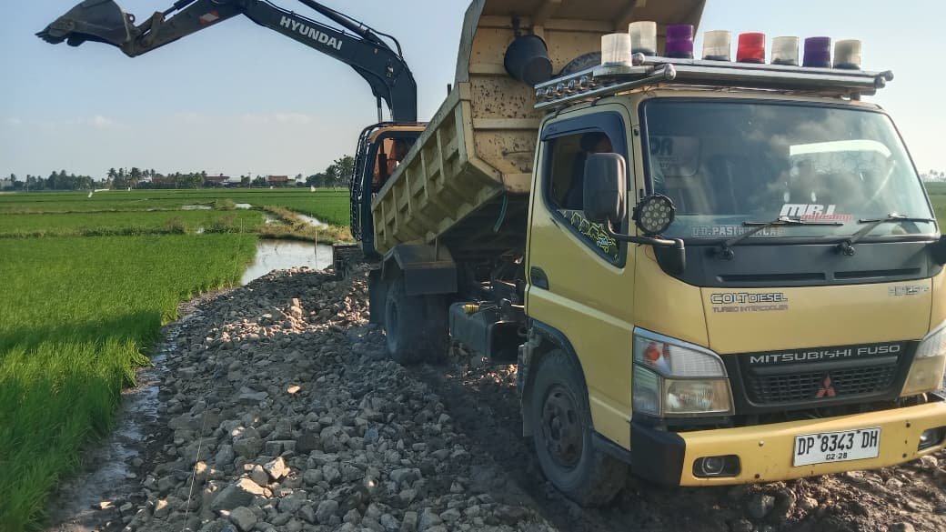 Semangat Tak Surut, Armada Truk dan Excavator Genjot Penyelesaian Sasaran Fisik TMMD Ke-129 Kodim 1404/Pinrang