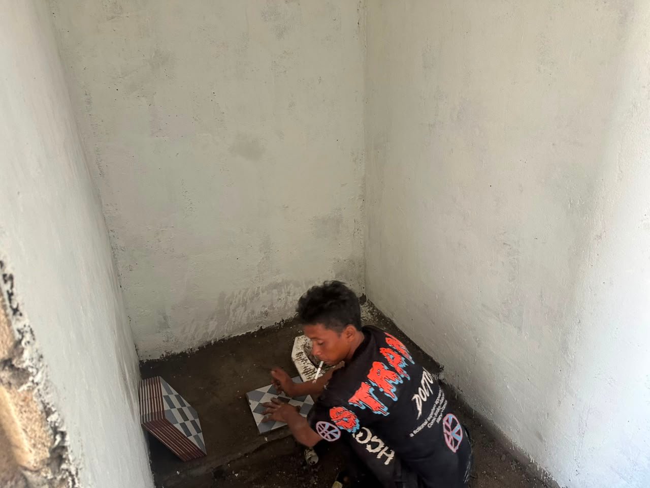 Bukan Sekadar Memasang Keramik, Satgas TMMD 129 Bangka Perhatikan Kualitas Rumah Ibu Rodiah