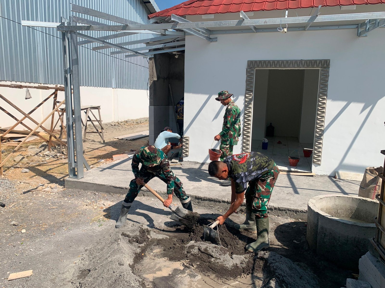 Gotong Royong dan Semangat Satgas TMMD Kodim 0813/Bojonegoro Wujudkan Musala dan Toilet Desa Kesongo