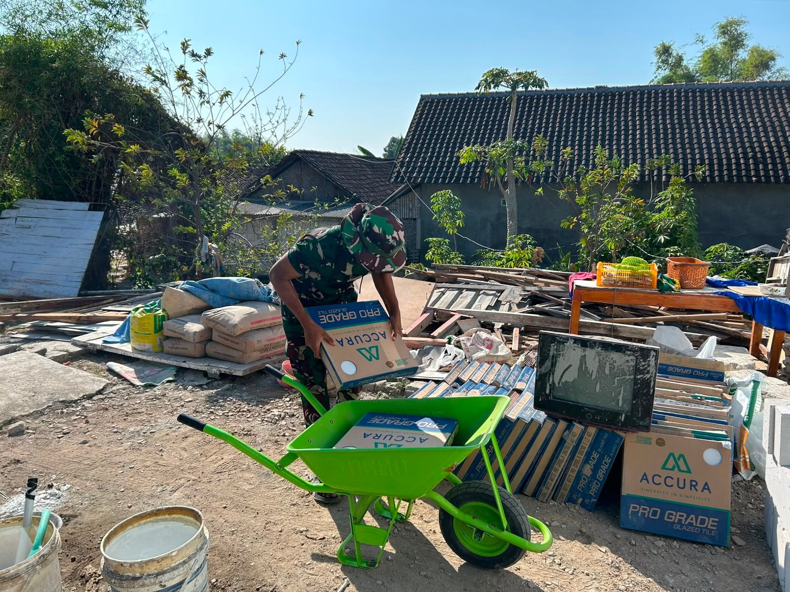 Satgas TMMD Kodim 0813/Bojonegoro Siapkan Material Pembangunan RTLH Bapak Koko Margono