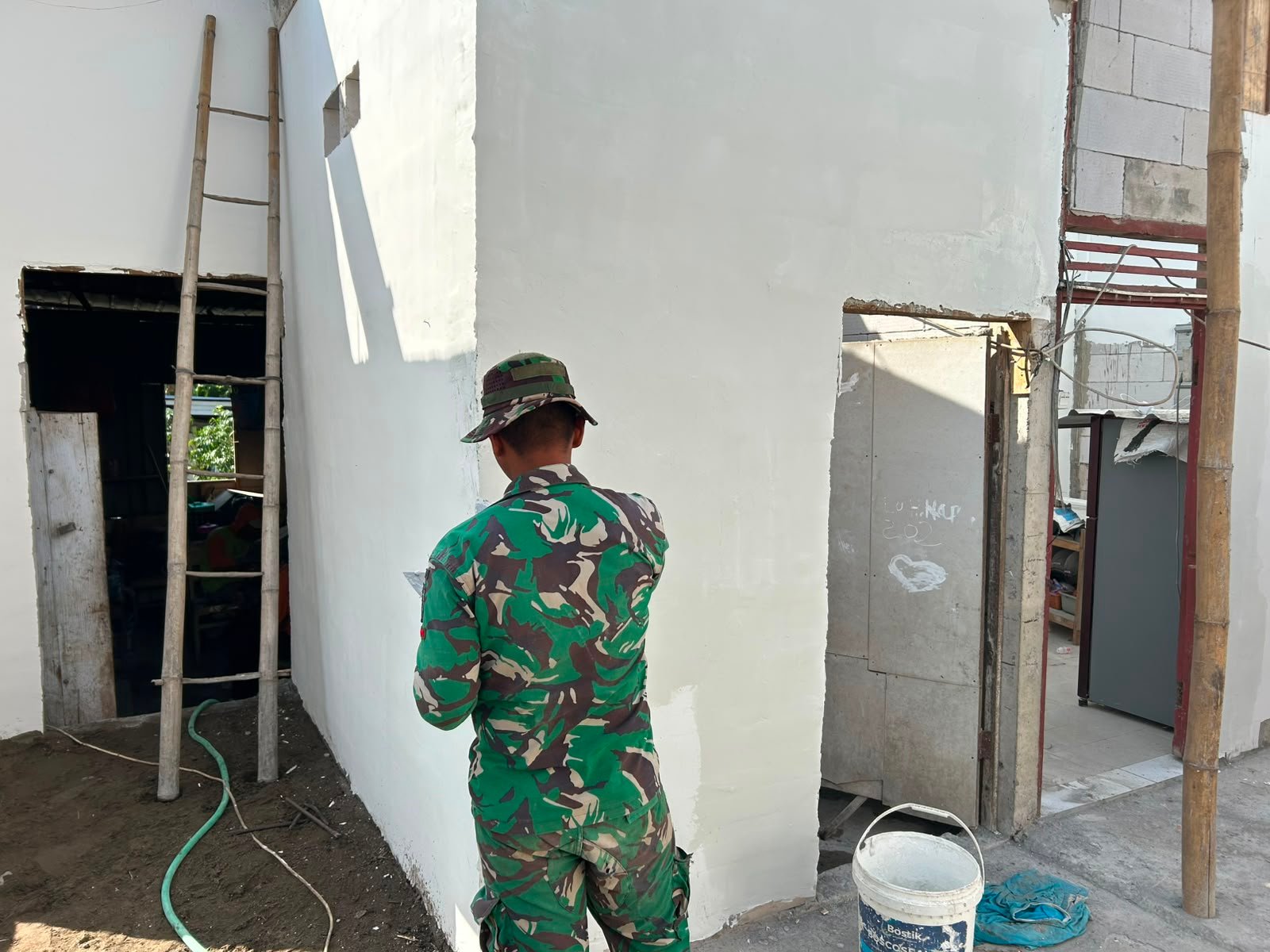 Gotong Royong Satgas TMMD Warnai Persiapan Material RTLH Bapak Koko Margono