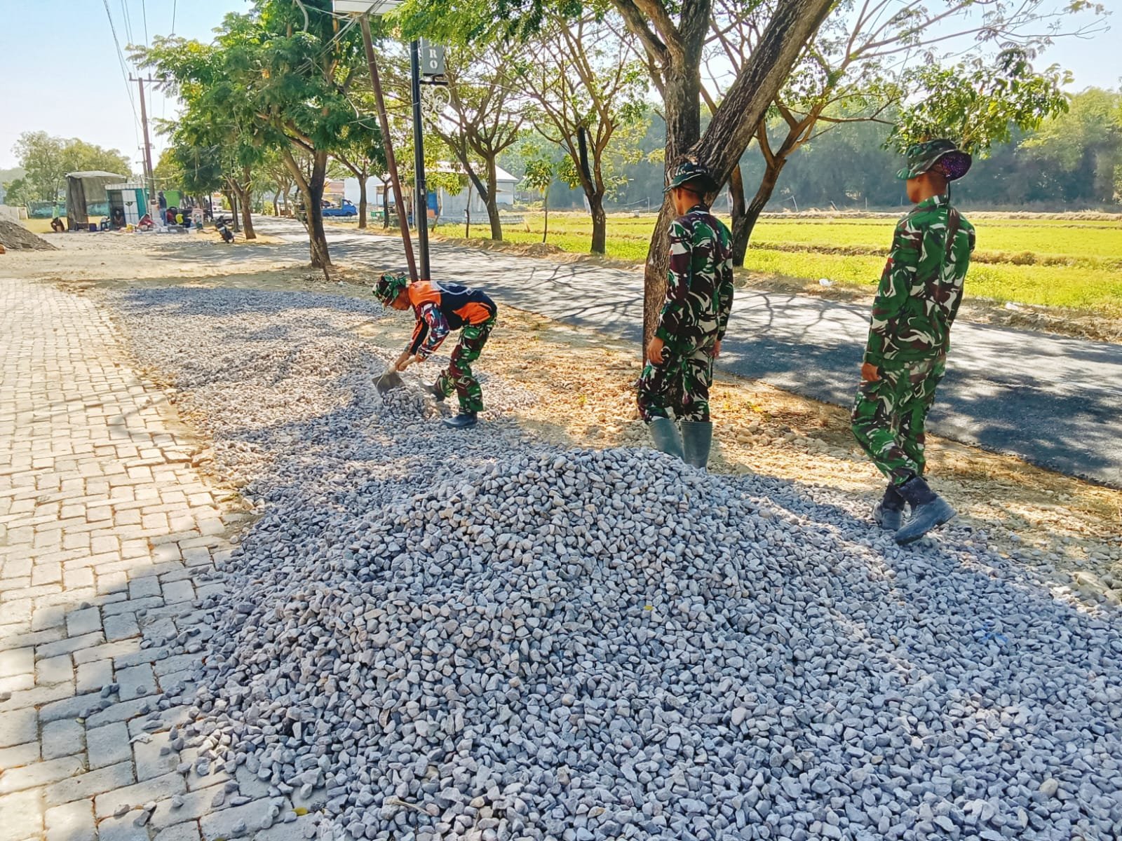 Kebersamaan TNI dan Warga Warnai Pembangunan Musala dan MCK TMMD Ke-129