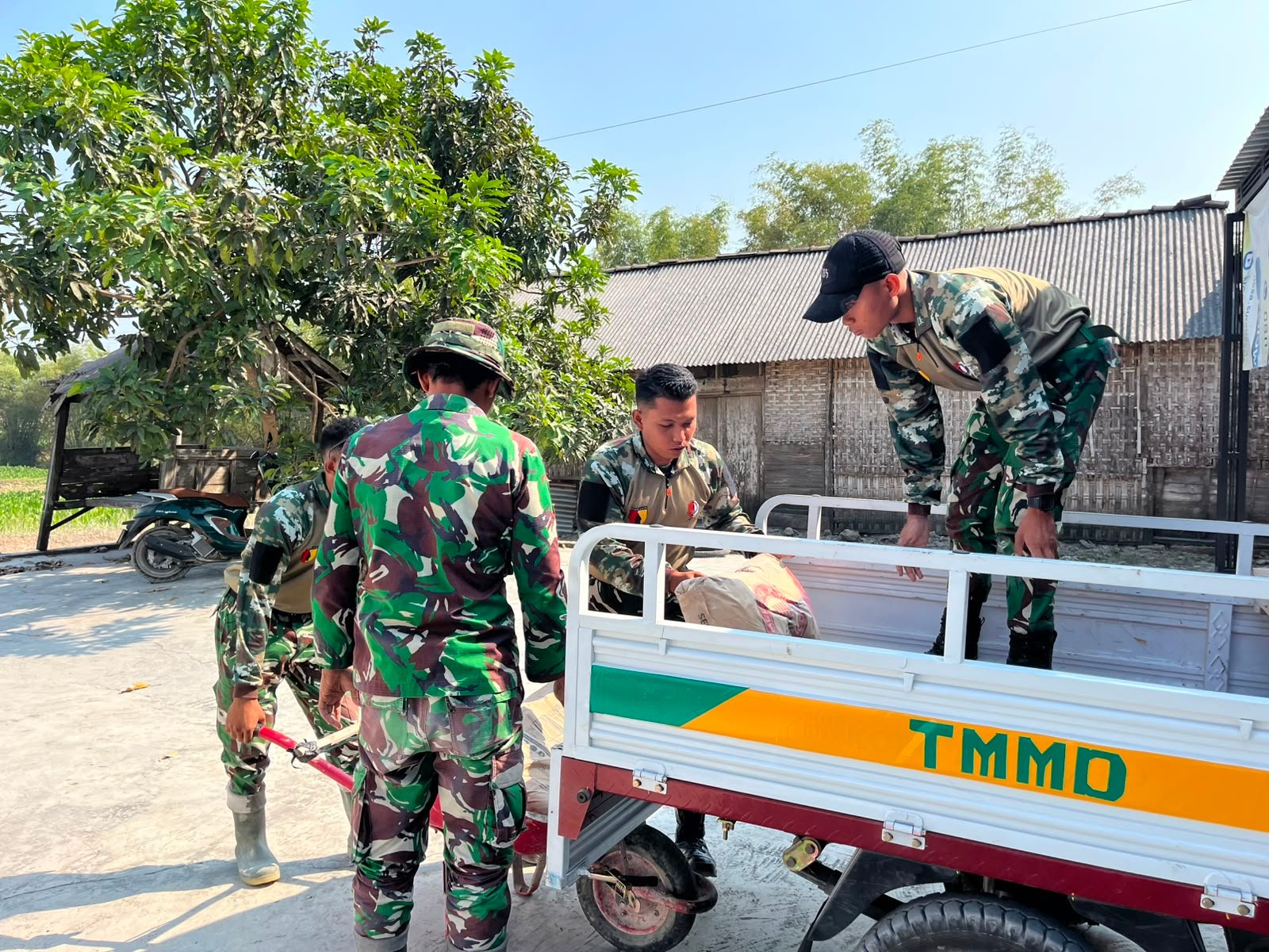 Satgas TMMD Kodim 0813/Bojonegoro Distribusikan Material Bangunan ke Lokasi Sasaran