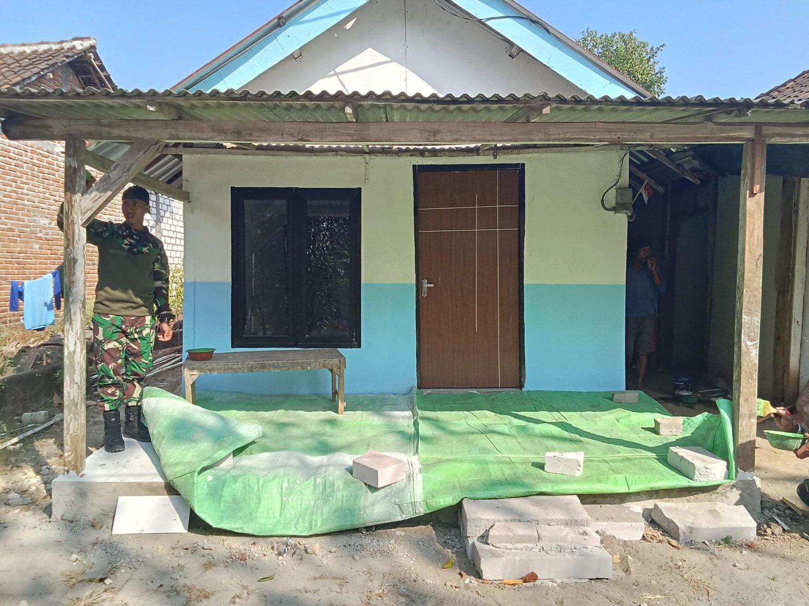 Masuki Tahap Finishing, Satgas TMMD Kodim 0813/Bojonegoro Cat RTLH Milik Ibu Saelah