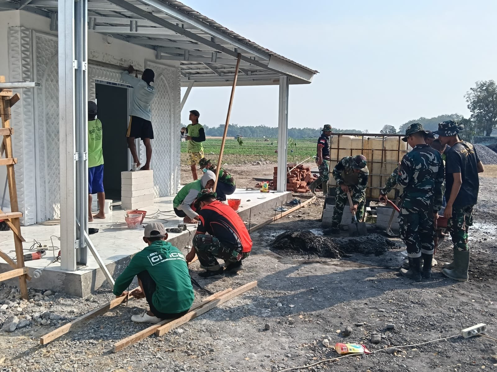 Kebersamaan Satgas TMMD dan Warga Wujudkan Pembangunan Musala serta Fasilitas MCK