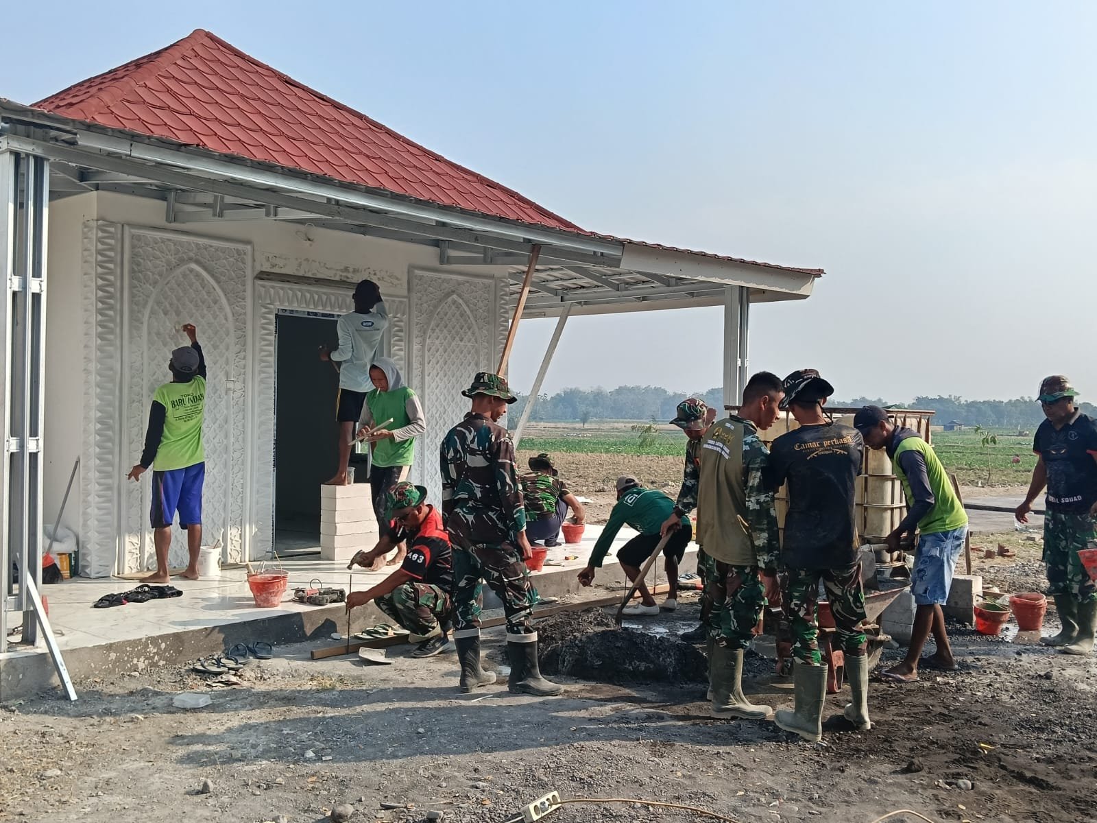 Sinergi Satgas TMMD dan Warga Jadi Kunci Pembangunan Musala dan MCK di Kesong