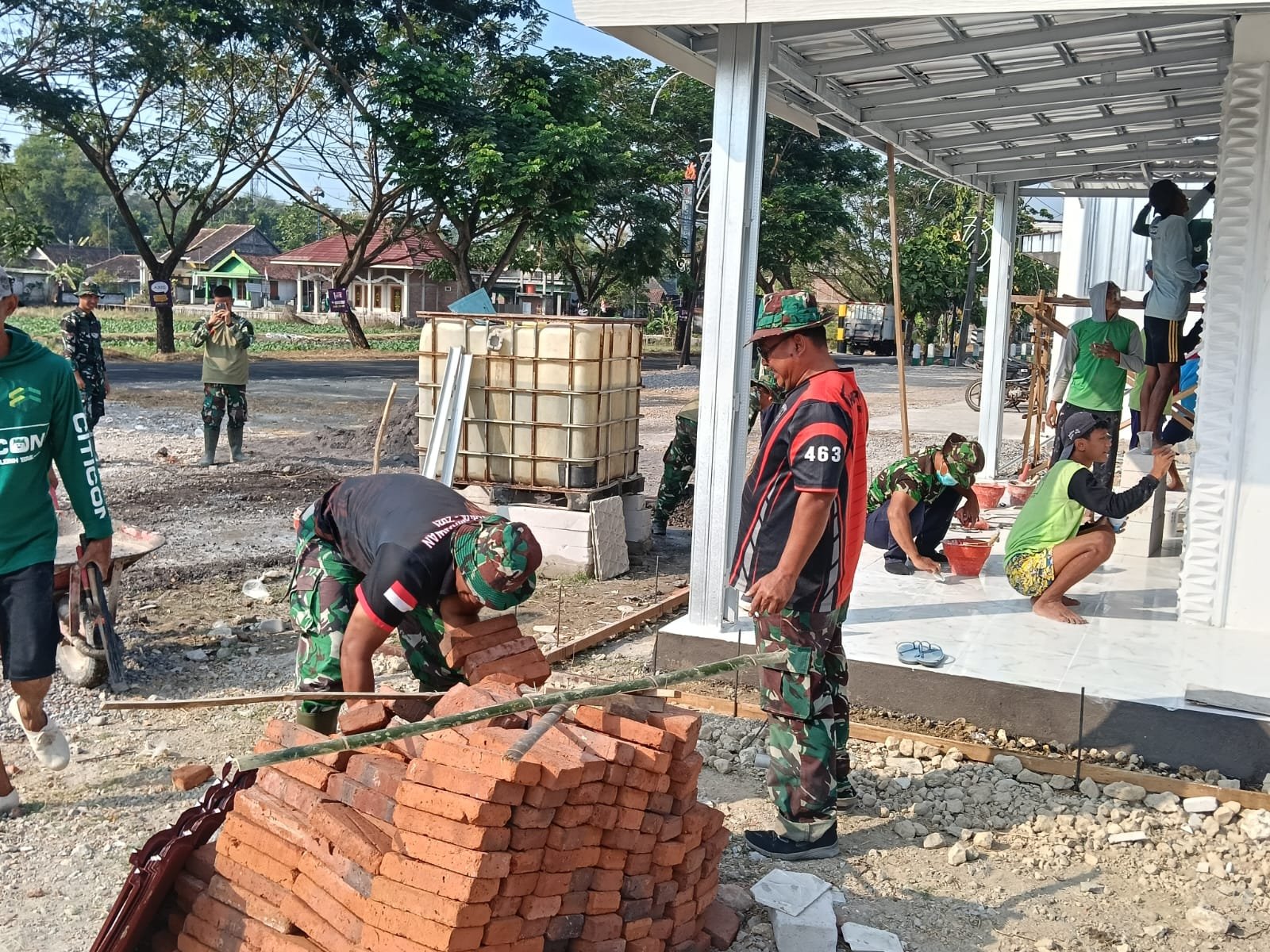 Semangat Kebersamaan Warnai Pembangunan Musala dan MCK TMMD Ke-129 Kodim 0813/Bojonegoro