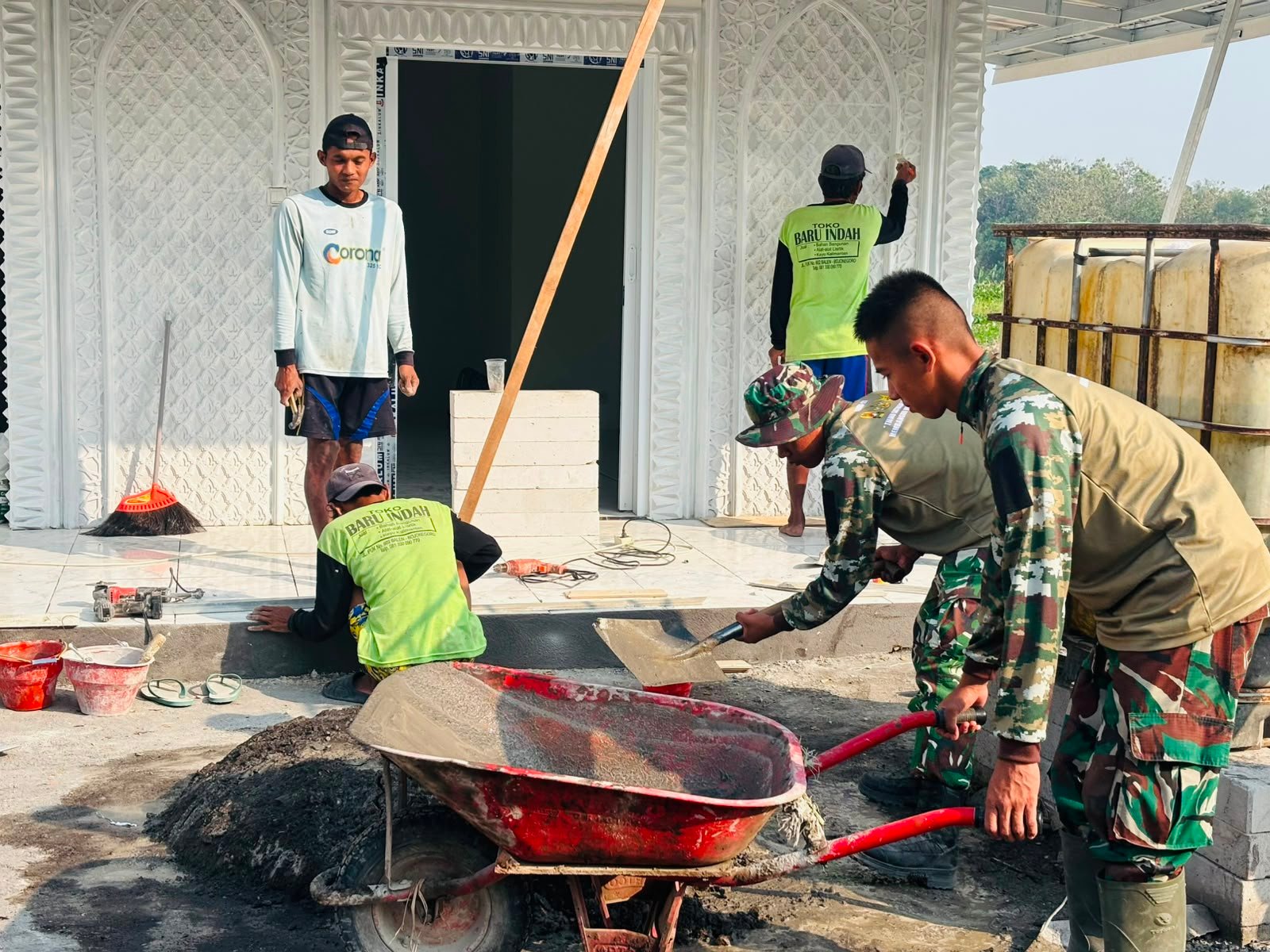 Tahap Pengecoran Teras Warnai Pembangunan Musala dan Toilet TMMD Ke-129