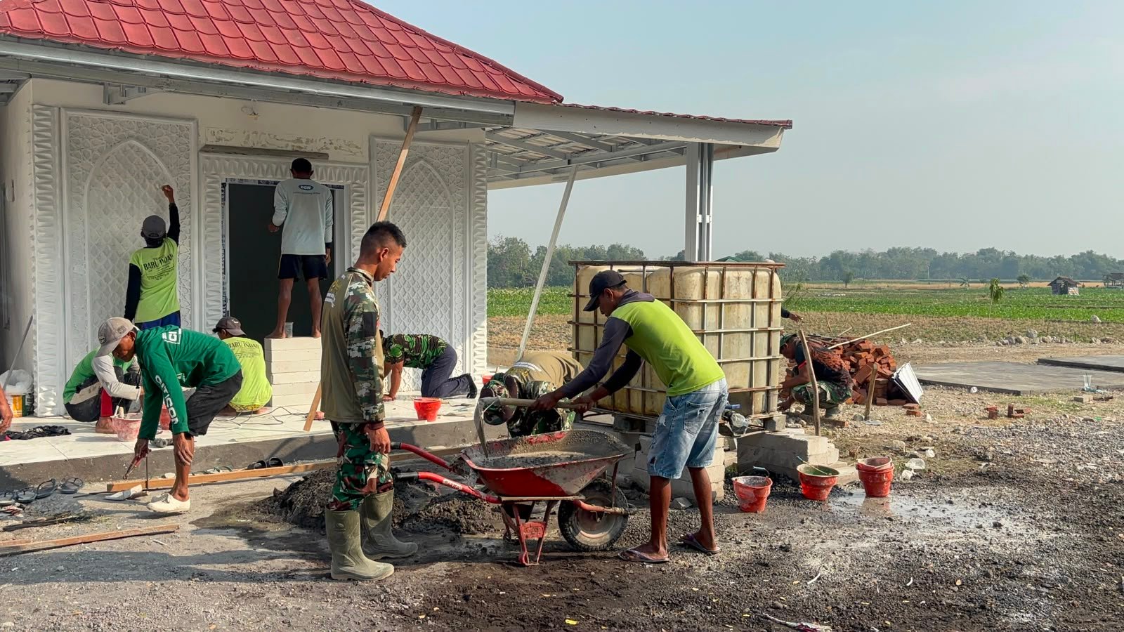 Gotong Royong Satgas TMMD Percepat Pengecoran Teras Musala dan Toilet di Kesongo