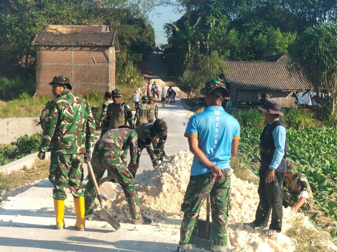 Satgas TMMD Kodim 0813/Bojonegoro Kebut Penimbunan Jalan Demi Percepat Pembangunan