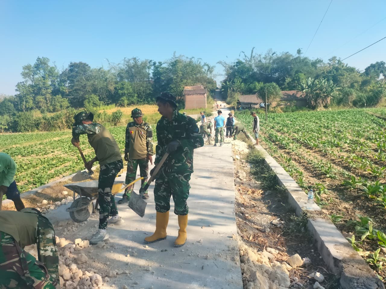 Gotong Royong Satgas TMMD Percepat Penimbunan Jalan Sasaran TMMD Ke-129