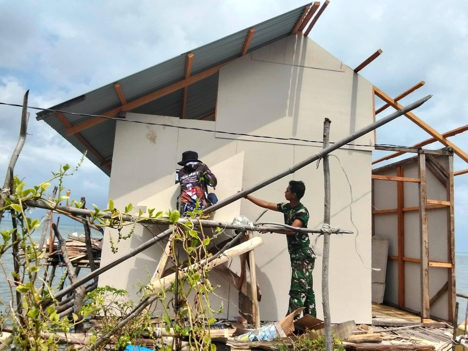 Semangat Satgas TMMD Tak Surut, Renovasi RTLH Milik Bapak Nardianto Terus Dikebut