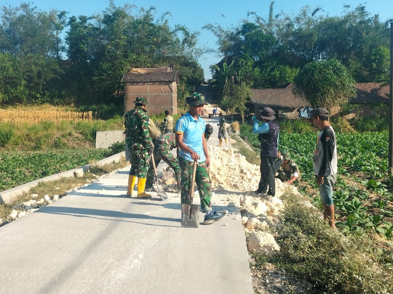 Penimbunan Jalan Terus Dikebut, Satgas TMMD Kodim 0813/Bojonegoro Utamakan Kualitas