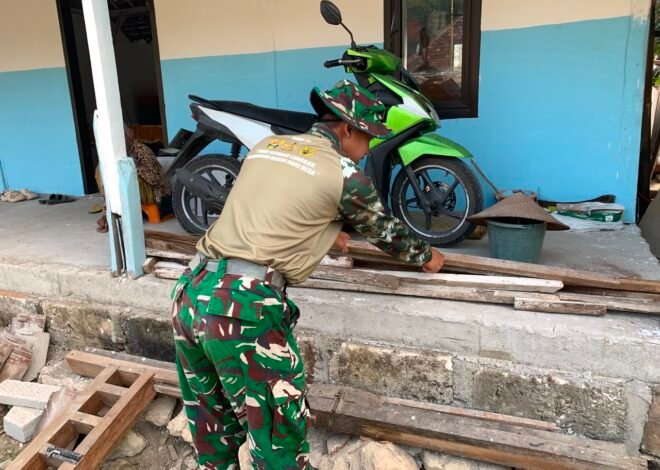 Satgas TMMD Kodim 0813/Bojonegoro Bersihkan Sisa Puing Kayu Demi Ciptakan Lingkungan Kerja yang Rapi