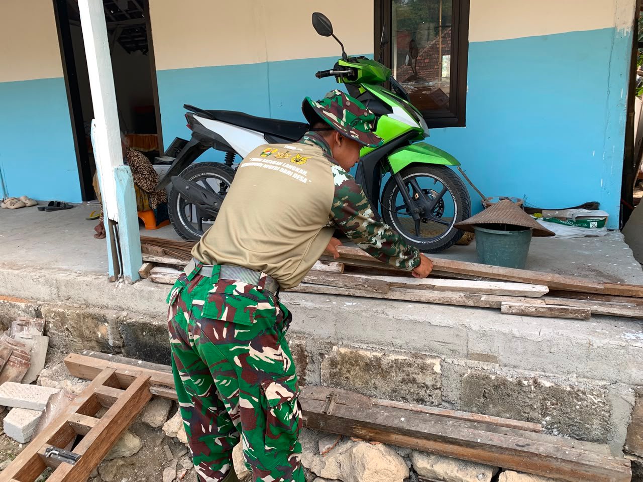 Satgas TMMD Kodim 0813/Bojonegoro Bersihkan Sisa Puing Kayu Demi Ciptakan Lingkungan Kerja yang Rapi
