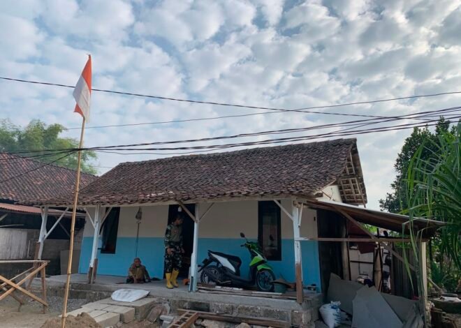 Jaga Kebersihan Lokasi, Satgas TMMD Gotong Royong Bersihkan Puing Kayu Pembangunan