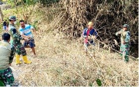 Merawat Lingkungan, Membangun Masa Depan: Satgas TMMD 129 Bojonegoro dan Warga Bersih-Bersih Sungai Kesongo
