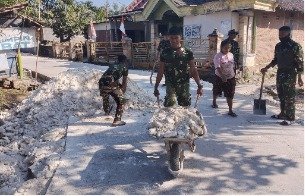 Menolak Menyerah pada Terik: Ketika Keringat Satgas TMMD 129 Bojonegoro dan Warga Kesongo Menyatu Demi Jalan Masa Depan