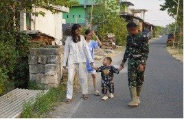 Bikin Adem! Kehadiran Satgas TMMD 129 Bojonegoro Jadi “Kakak Baru” Anak Desa Kesongo