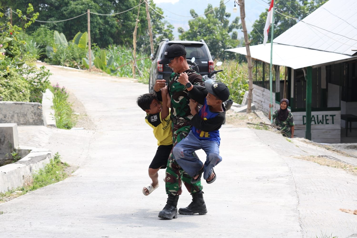 Tawa Ceria Darmono dan Fais, Bukti Hangatnya kemanunggalan TNI Bersama Rakyat di Desa Tlemang