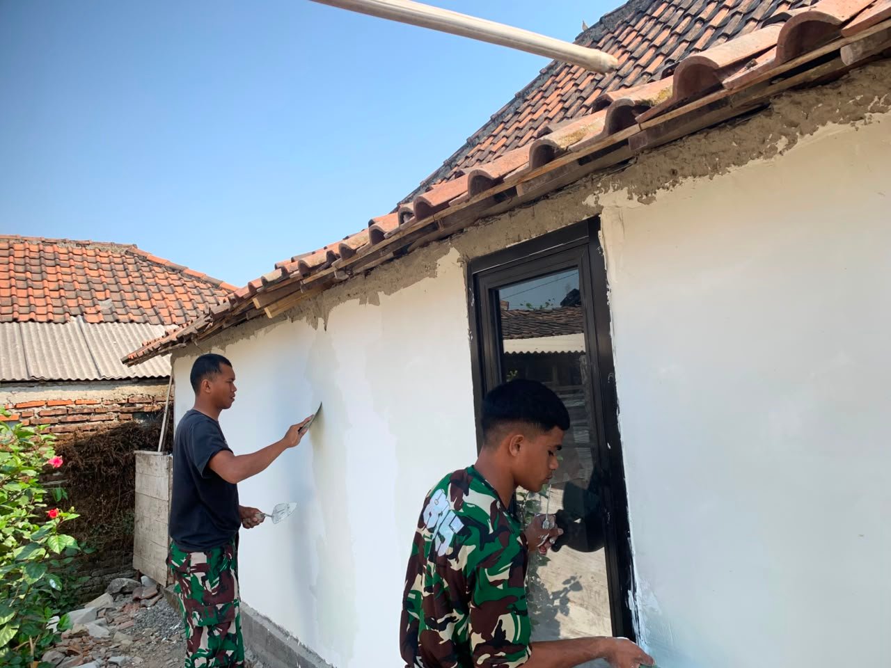 Masuki Tahap Finishing, RTLH Bapak Samijan Dipercantik dengan Pengecatan