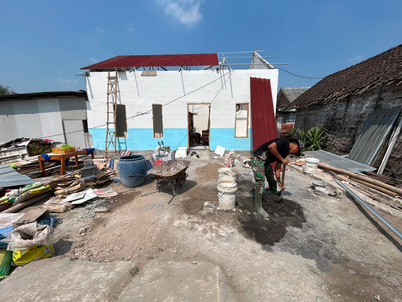 Masuki Tahap Finishing, RTLH Bapak Koko Margono Dipercantik dengan Pengecatan dan Pemasangan Seng