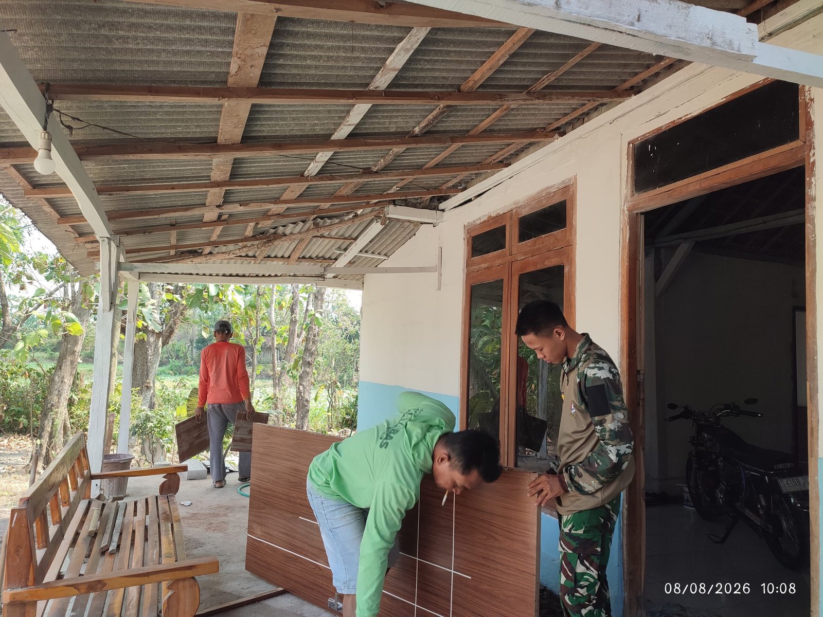 Tahap Finishing RTLH Ibu Jasmiati, Satgas TMMD Fokus Pasang Pintu dan Lakukan Pengecatan