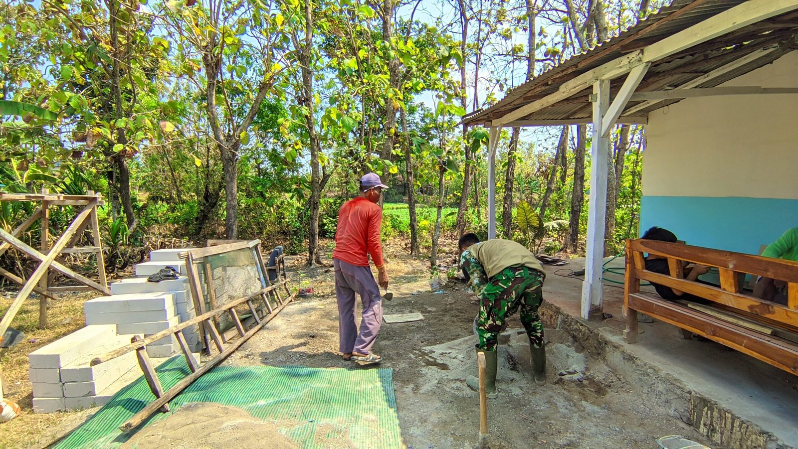 Gotong Royong Satgas TMMD Percepat Penyelesaian RTLH Ibu Jasmiati