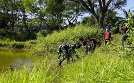 Kompak, Satgas TMMD 129 Bojonegoro dan Mahasiswa KKNTK Unigoro Bersih-Bersih Area Embung Bekatul