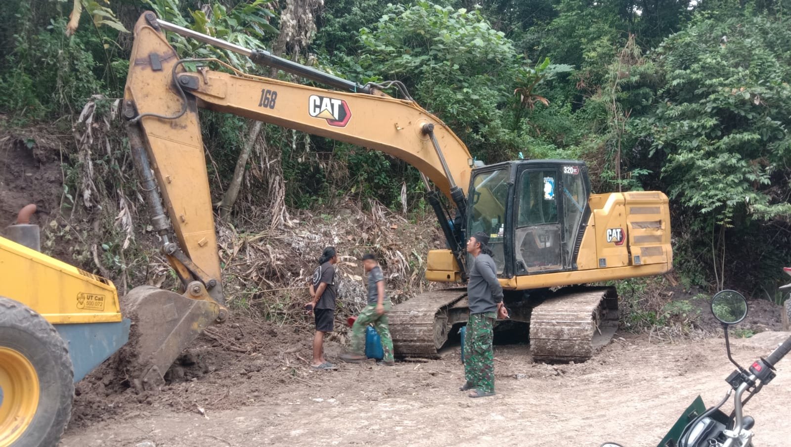 Excavator Terus Mendukung Peningkatan Jalan TMMD Ke-129 Kodim 1407/Bone di Desa Pattuku