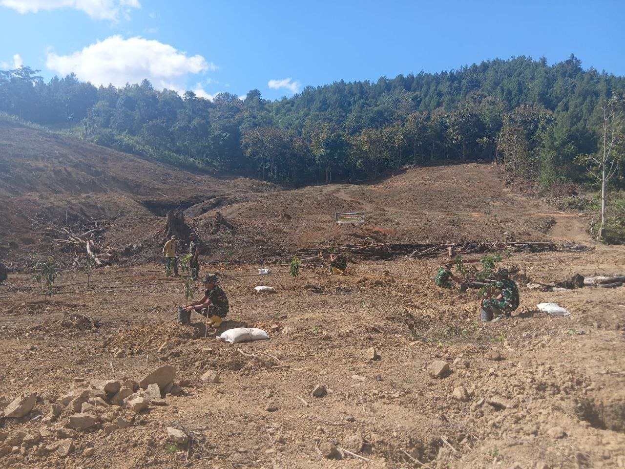 Satgas TMMD Ke-129 Kodim 1407/Bone Lanjutkan Penanaman Pohon Alpukat di Dusun Batulappa