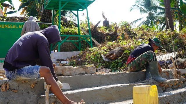 Pekerjaan Halaman Manunggal Air Bersih Masjid Desa Polewali Terus Dikebut Jelang Penutupan TMMD
