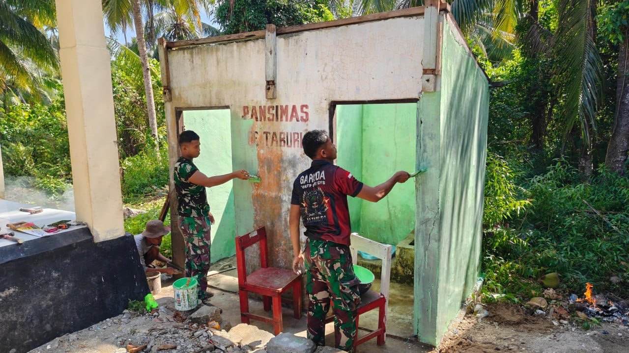 Satgas TMMD Perbaiki dan Cat MCK SDN Polewali di Luar Sasaran Program