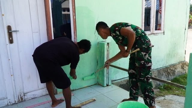 Di Luar Sasaran TMMD, Satgas Bantu Pengecatan Pustu Desa Polewali