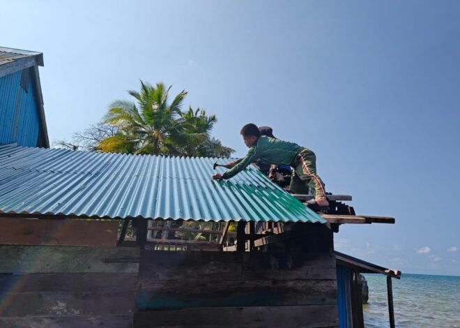 Di Luar Sasaran TMMD, Satgas Bantu Masyarakat Pasang Atap Seng Dapur Rumah