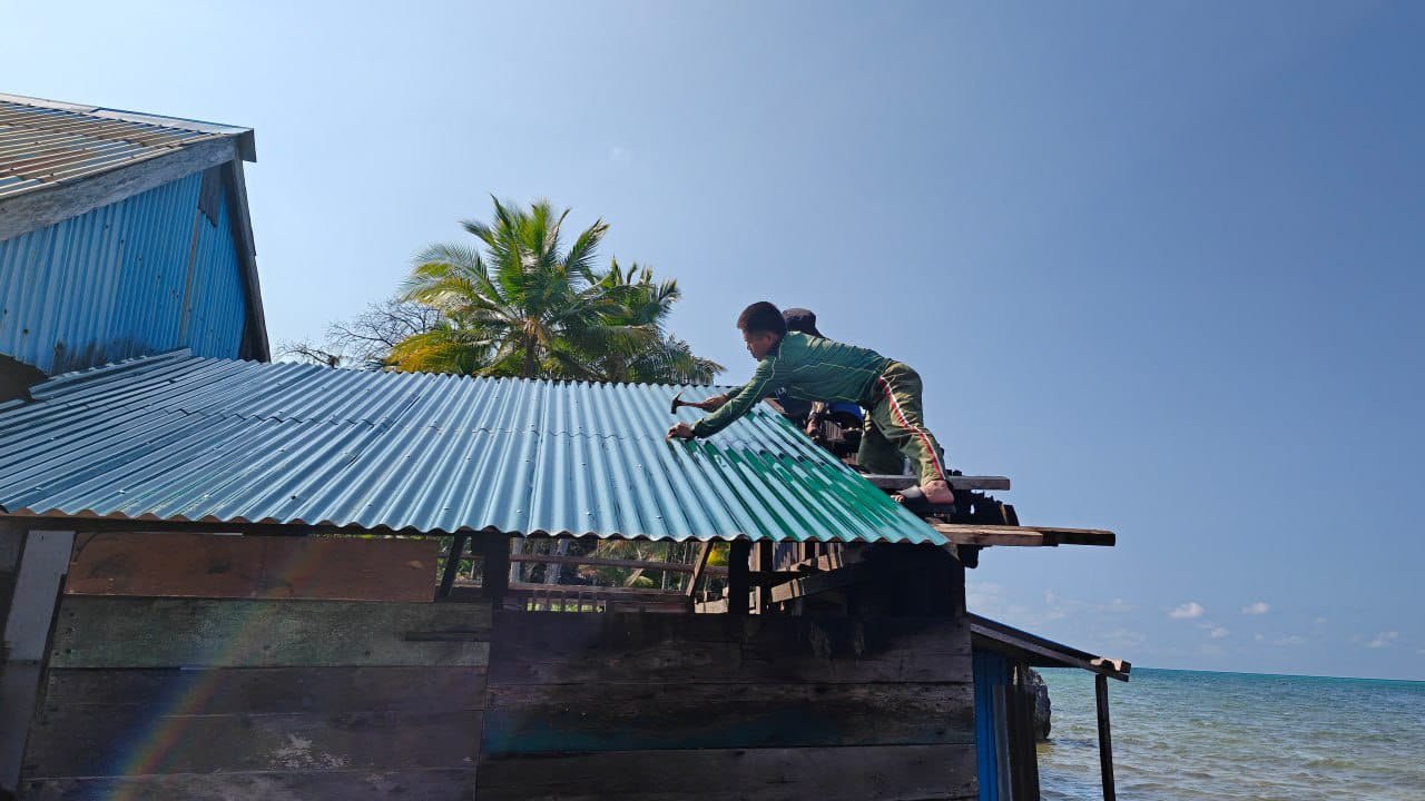 Di Luar Sasaran TMMD, Satgas Bantu Masyarakat Pasang Atap Seng Dapur Rumah