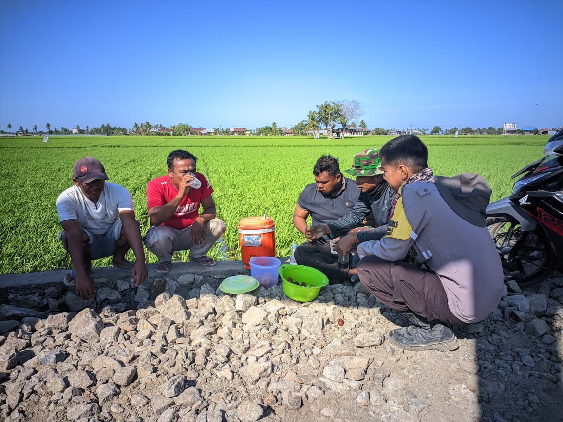 Secangkir Kopi, Sejuta Kebersamaan: TNI-Polri dan Warga Kompak di Lokasi TMMD Ke-129 Kodim 1404/Pinrang