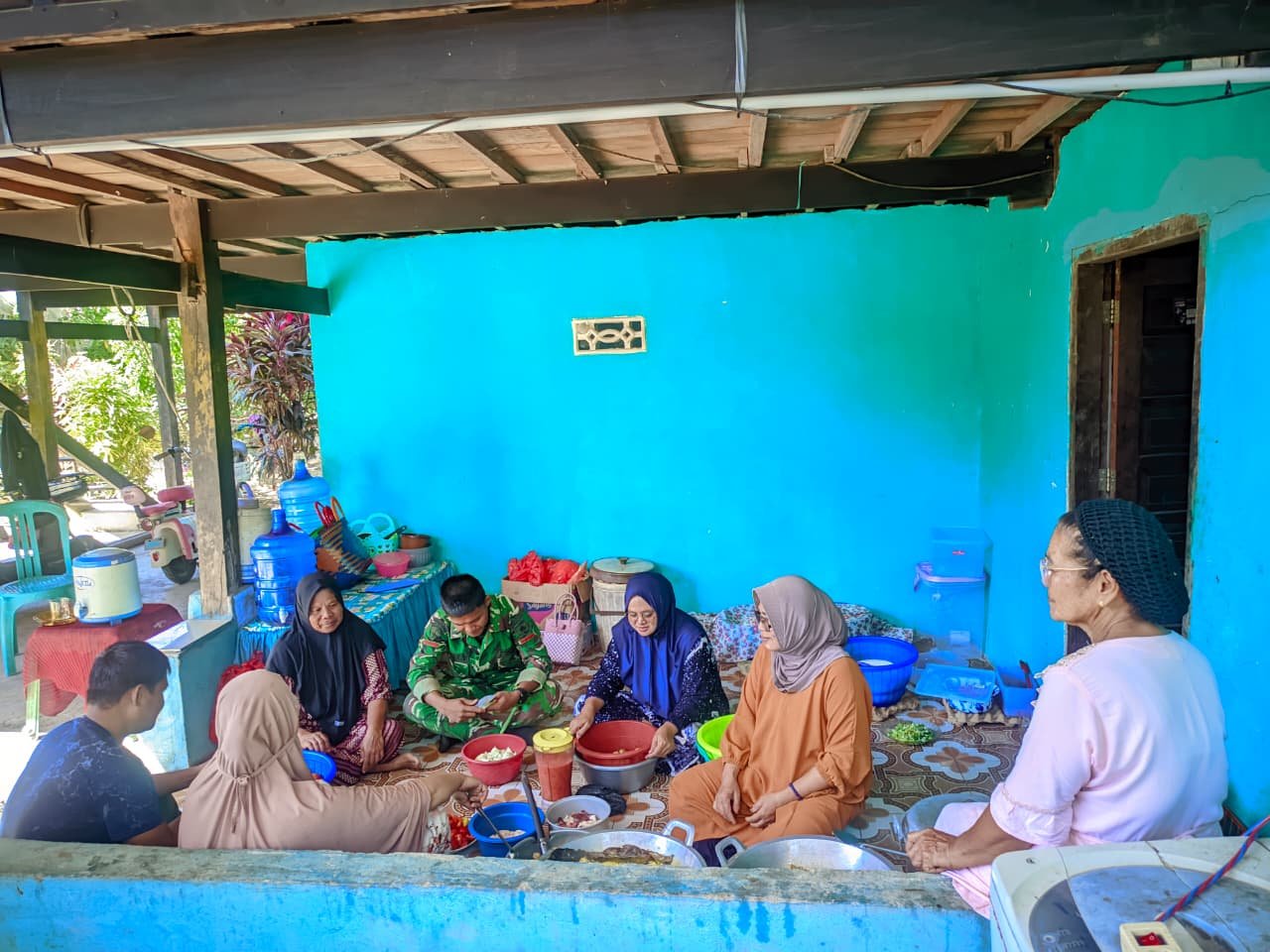 Tumbuhkan Kekeluargaan, Satgas TMMD Ke-129 Kodim 1404/Pinrang Turun Tangan Bantu Ibu-Ibu Bikin Kue
